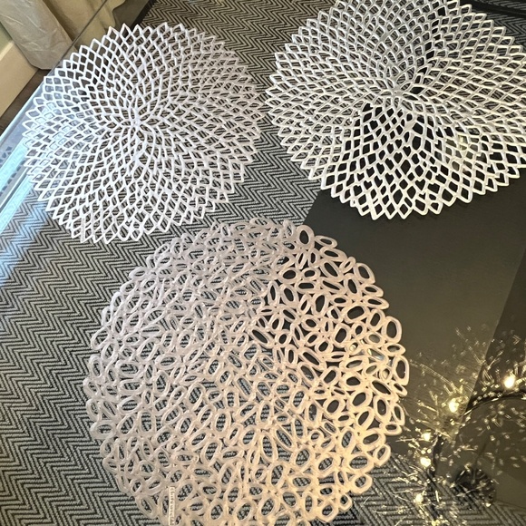 Chilewich place setting, laser-cut, perforated, organic shapes, in silver. - Picture 2 of 16